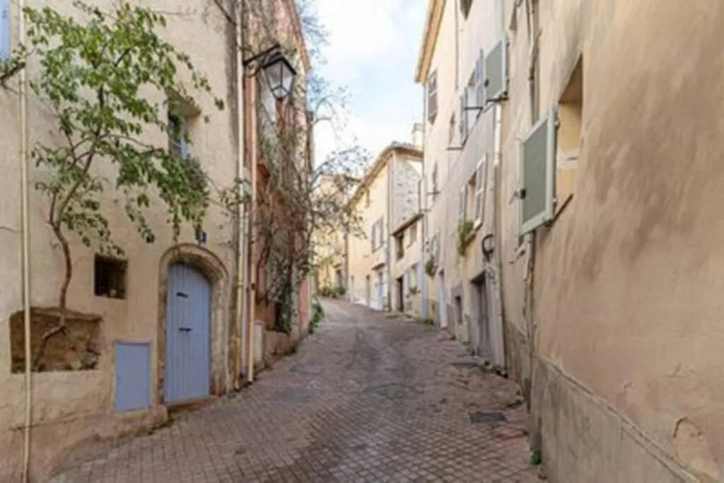 Le Charme Du Medieval Dans Un Appartement Cosy Hyeres France