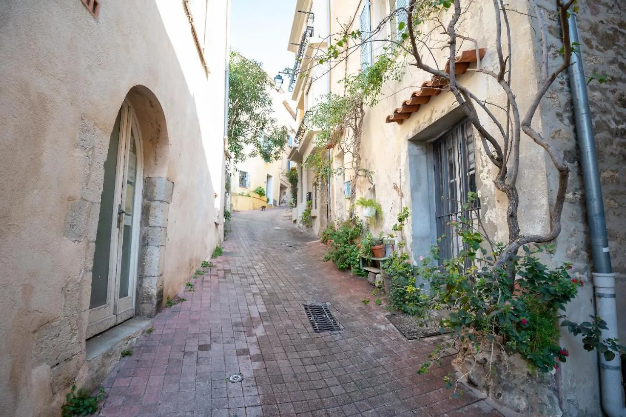 Le Charme du médiéval dans un appartement cosy Hyères France
